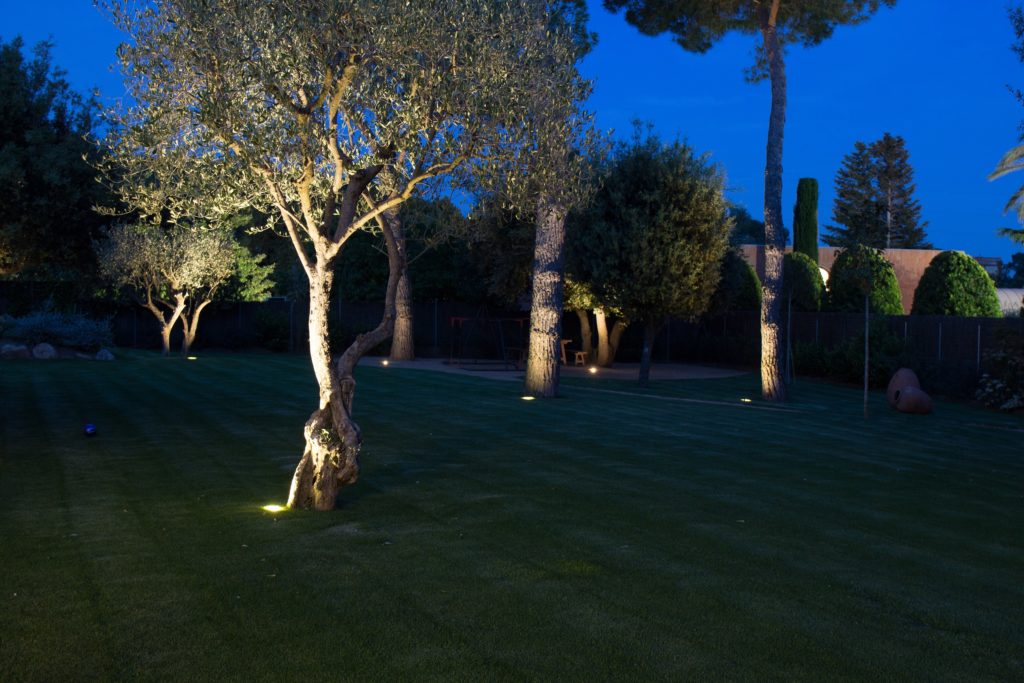 Cómo elegir las luces de la calle para la casa de campo